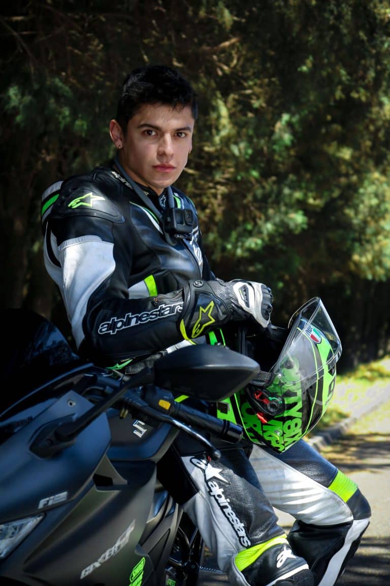 Casque, cuir et protections : l'équipement complet d'un pilote de speedway