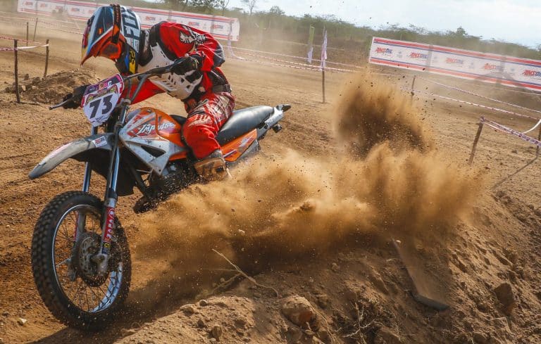 Portrait de champion : la trajectoire d'un pilote de speedway professionnel